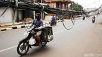 Kabel Semrawut di Bekasi Ini Bahayakan Pengendara