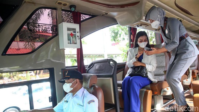 KAI-Damri Bersinergi untuk Permudah Layanan Antarmoda Direktur Utama KAI Didiek Hartantyo (kanan) bersama dengan Direktur Komersial dan Pengembangan Usaha Perum DAMRI Sandry Pasambuna (kiri) saat peluncuran layanan antarmoda Kereta Api Jarak Jauh dengan Bus DAMRI di Stasiun Gambir, Jakarta, Rabu(2/1/2022). PT Kereta Api Indonesia (Persero) bekerja sama dengan Perum DAMRI untuk menghadirkan layanan antarmoda Kereta Api Jarak Jauh dengan Bus DAMRI. Pelanggan KA Jarak Jauh dapat memesan tiket Bus DAMRI untuk menuju stasiun keberangkatan maupun dari stasiun kedatangan ke tujuan yang diinginkan melalui aplikasi KAI Access.