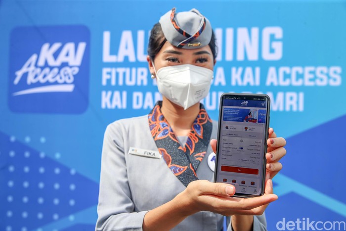 Direktur Utama KAI Didiek Hartantyo (kanan) bersama dengan Direktur Komersial dan Pengembangan Usaha Perum DAMRI Sandry Pasambuna (kiri) saat peluncuran layanan antarmoda Kereta Api Jarak Jauh dengan Bus DAMRI di Stasiun Gambir, Jakarta, Rabu(2/1/2022). PT Kereta Api Indonesia (Persero) bekerja sama dengan Perum DAMRI untuk menghadirkan layanan antarmoda Kereta Api Jarak Jauh dengan Bus DAMRI. Pelanggan KA Jarak Jauh dapat memesan tiket Bus DAMRI untuk menuju stasiun keberangkatan maupun dari stasiun kedatangan ke tujuan yang diinginkan melalui aplikasi KAI Access.