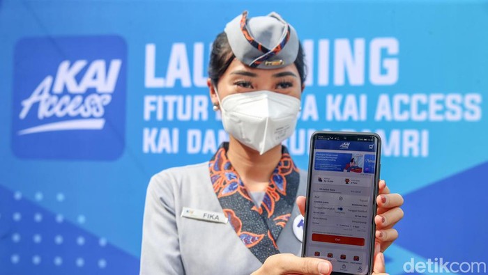 Direktur Utama KAI Didiek Hartantyo (kanan) bersama dengan Direktur Komersial dan Pengembangan Usaha Perum DAMRI Sandry Pasambuna (kiri) saat peluncuran layanan antarmoda Kereta Api Jarak Jauh dengan Bus DAMRI di Stasiun Gambir, Jakarta, Rabu(2/1/2022). PT Kereta Api Indonesia (Persero) bekerja sama dengan Perum DAMRI untuk menghadirkan layanan antarmoda Kereta Api Jarak Jauh dengan Bus DAMRI. Pelanggan KA Jarak Jauh dapat memesan tiket Bus DAMRI untuk menuju stasiun keberangkatan maupun dari stasiun kedatangan ke tujuan yang diinginkan melalui aplikasi KAI Access.