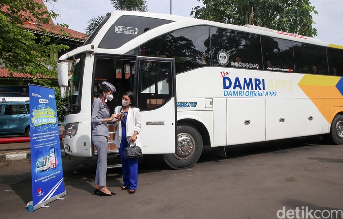 Direktur Utama KAI Didiek Hartantyo (kanan) bersama dengan Direktur Komersial dan Pengembangan Usaha Perum DAMRI Sandry Pasambuna (kiri) saat peluncuran layanan antarmoda Kereta Api Jarak Jauh dengan Bus DAMRI di Stasiun Gambir, Jakarta, Rabu(2/1/2022). PT Kereta Api Indonesia (Persero) bekerja sama dengan Perum DAMRI untuk menghadirkan layanan antarmoda Kereta Api Jarak Jauh dengan Bus DAMRI. Pelanggan KA Jarak Jauh dapat memesan tiket Bus DAMRI untuk menuju stasiun keberangkatan maupun dari stasiun kedatangan ke tujuan yang diinginkan melalui aplikasi KAI Access.