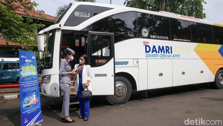 Direktur Utama KAI Didiek Hartantyo (kanan) bersama dengan Direktur Komersial dan Pengembangan Usaha Perum DAMRI Sandry Pasambuna (kiri) saat peluncuran layanan antarmoda Kereta Api Jarak Jauh dengan Bus DAMRI di Stasiun Gambir, Jakarta, Rabu(2/1/2022). PT Kereta Api Indonesia (Persero) bekerja sama dengan Perum DAMRI untuk menghadirkan layanan antarmoda Kereta Api Jarak Jauh dengan Bus DAMRI. Pelanggan KA Jarak Jauh dapat memesan tiket Bus DAMRI untuk menuju stasiun keberangkatan maupun dari stasiun kedatangan ke tujuan yang diinginkan melalui aplikasi KAI Access.