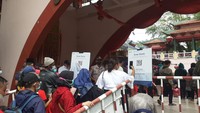 Kampung China menerapkan prokes dengan wajib scan barcode dan pemeriksaan suhu tubuh. (dok Kampung China Cibubur/Istimewa)