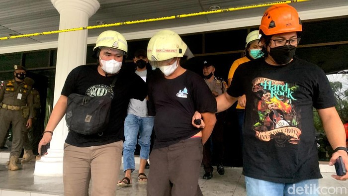 Kantor Bappeda Riau terbakar menyebabkan sejumlah fasilitas di kantor tersebut rusak. Aksi pembakaran itu dipergoki petugas keamanan kantor.