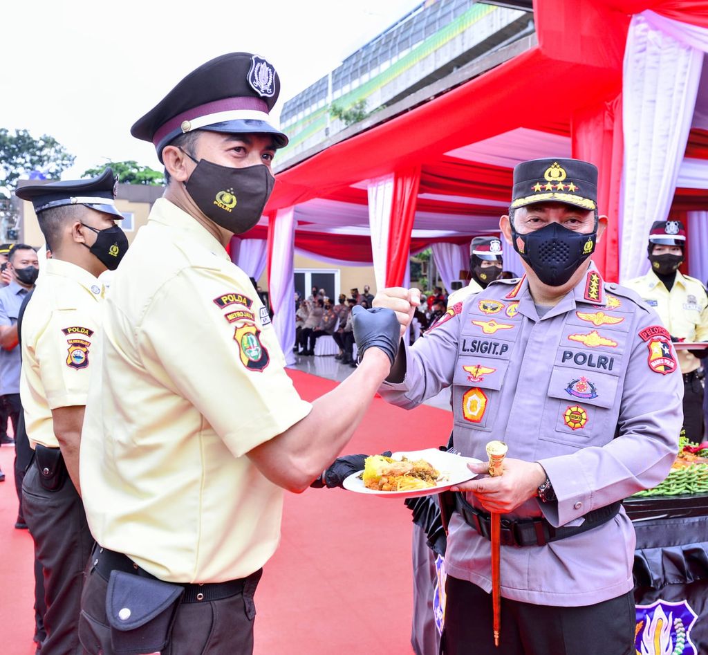 Kapolri Jenderal Listyo Sigit memimpin upacara peringatan HUT ke-41 Satpam