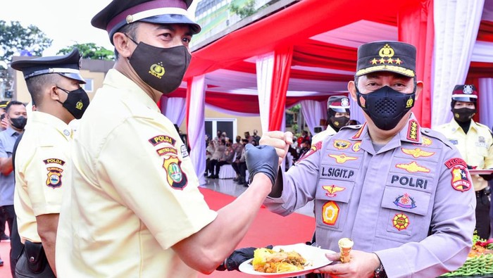 Kapolri Jenderal Listyo Sigit memimpin upacara peringatan HUT ke-41 Satpam