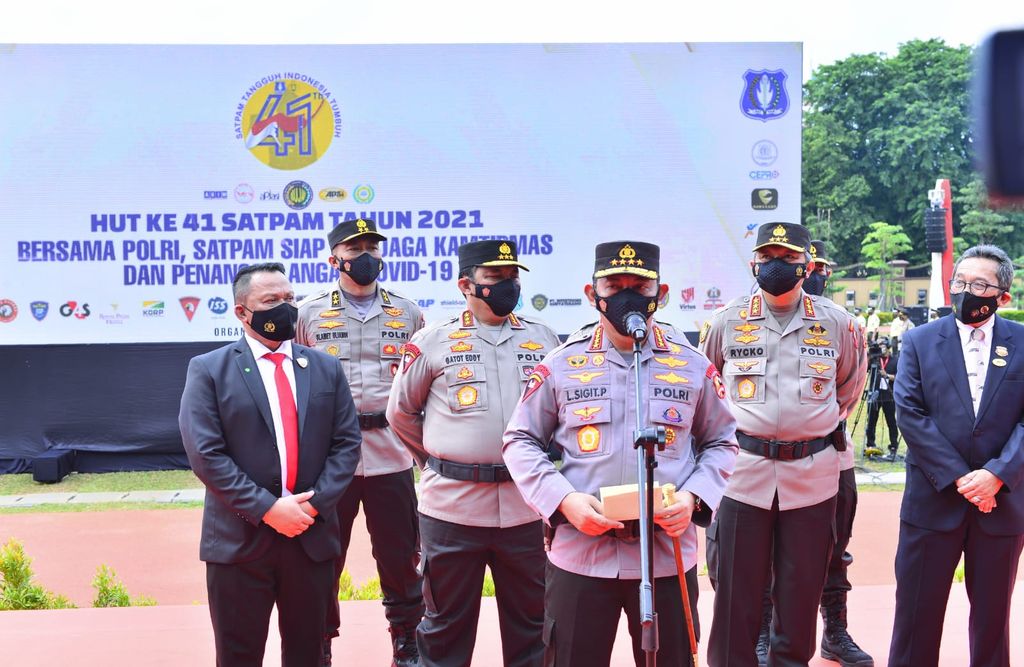 Kapolri Jenderal Listyo Sigit memimpin upacara peringatan HUT ke-41 Satpam