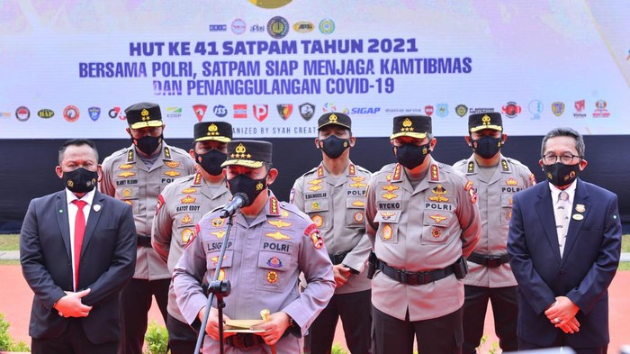 Kapolri Jenderal Listyo Sigit memimpin upacara peringatan HUT ke-41 Satpam