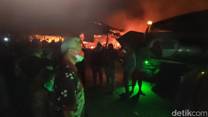 Gubernur Jawa Tengah Ganjar Pranowo meninjau tempat relokasi pedagang Pasar Johar yang terbakar.