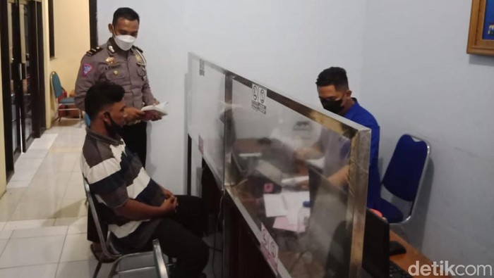 Subur Susanto menyerahkan diri. Ia merupakan sopir truk yang menabrak dua siswi SMK di Pasuruan hingga tewas mengenaskan.