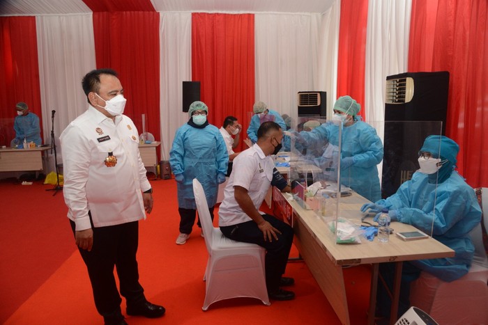 Kementerian Hukum dan Hak Asasi Manusia (Kemenkum HAM) menyelenggarakan vaksinasi booster COVID-19 bagi pegawai.