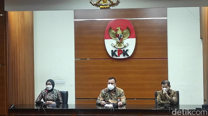 Ketua KPK Firli Bahuri saat jumpa pers bersama Kepala Bappenas Suharso Monoarfa soal pengawasan pembangunan Ibu Kota Negara (IKN) Nusantara (Azhar Bagas/detikcom)