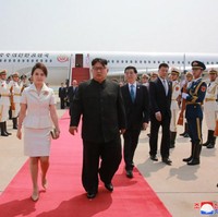 Dibanding istri pemimpin Korea Utara sebelumnya, Ri Sol Ju adalah ibu negara yang paling sering tampil di acara publik. Ia bahkan pernah menemani sang suami dalam kunjungan politik ke luar negeri. Begini potret mereka ketika menemui Presiden China Xi Jinping di 2018.Foto: KCNA/EPA-EFE