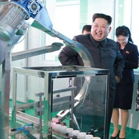 Absennya Ri Sol Ju dalam sejumlah acara publik membuat publik berspekulasi mengenai kondisinya. Banyak orang beropini bahwa ia sedang tidak sehat. Ini adalah salah potretnya ketika mengunjungi sebuah pabrik kosmetik di 2017. Foto: KCNA/EPA-EFE