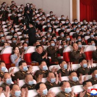 Ri Sol Ju akhirnya kembali muncul ke publik setelah berbulan-bulan tidak terlihat. Istri Pemimpin Korea Utara tersebut terlihat menghadiri sebuah acara perayaan tahun baru Imlek di Mansudae Art Theater di Pyongyang. Ia terakhir kali terlihat tahun lalu ketika merayakan hari jadi para mendiang pendiri negara.Foto: KCNA/EPA-EFE