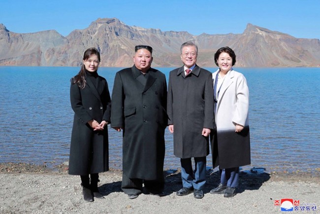 Ri Sol Ju juga ikut dalam pertemuan bersejarah antara pemimpin Korea Selatan dan Korea Utara. Ia menemani suaminya ketika Presiden Moon Jae In dan ibu negara Kim Jung Sook pertama kali datang ke Korea Utara di 2018. Foto: KCNA/EPA-EFE