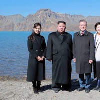 Ri Sol Ju juga ikut dalam pertemuan bersejarah antara pemimpin Korea Selatan dan Korea Utara. Ia menemani suaminya ketika Presiden Moon Jae In dan ibu negara Kim Jung Sook pertama kali datang ke Korea Utara di 2018. Foto: KCNA/EPA-EFE