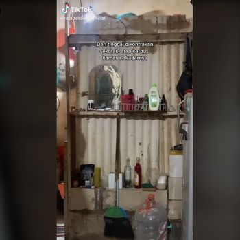 Kisah wanita yang menceritakan pengalamannya dulu tinggal di rumah beratap kardus, kini bisa membangun rumah untuk kedua orangtua.