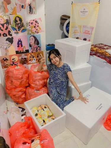 Kisah wanita yang menceritakan pengalamannya dulu tinggal di rumah beratap kardus, kini bisa membangun rumah untuk kedua orangtua.