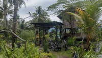 Kafe Mpat ini berada di Ngrajek II, Mungkid, Magelang, Jawa Tengah. Dari kota Magelang memiliki jarak sekitar 15 km atau membutuhkan waktu tempuh sekitar 22 menit untuk bisa sampai ke lokasi.