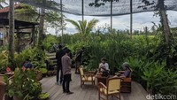 Suasana Kopi Mpat sangat sejuk dan alami. Selain memiliki spot-spot foto yang menarik sbuat berfoto, suasananya cocok buat healing loh.