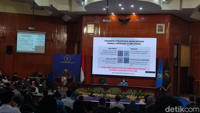 KSAD Dudung Abdulrachman memberikan tips bagaimana menjadi pemimpin yang sukses. Seperti melakukan yang terbaik hari ini dan memperjuangkan cita-cita serta harapan.
