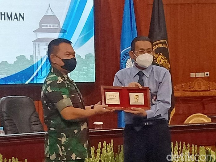KSAD Dudung Abdurachman memberikan kuliah tamu di Universitas Brawijaya (UB). Ia menceritakan gaya kepemimpinan sejumlah tokoh hingga pimpinan TNI yang banyak mau saat mengunjungi daerah.