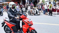 Sementara Menparekraf Sandiaga Uno menggunakan motor listrik dari GESITS berwarna merah yang merupakan motor anak bangsa. Selain motor, Menparekraf juga menggunakan perlengkapan riding untuk menjajal jalanan Sibisa-Parapat dari pelaku ekonomi kreatif Elders Company. Foto: Biro Komunikasi Kemenparekraf/Baparekraf