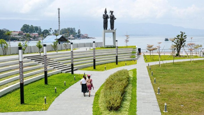 Presiden Joko Widodo meninjau pengembangan wisata di kawasan Destinasi Super Prioritas Danau Toba, salah satunya kawasan wisata Pantai Bebas Parapat, Simalungun, Sumatra Utara.