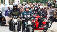 Rombongan presiden tiba di Bandara Internasional Silangit di Siborongborong, Tapanuli Utara, menggunakan pesawat kepresidenan, Rabu (02/02/2022) pukul 09.00 WIB. Kunjungan pertama dimulai dengan meninjau Jalan Bypass Balige di Toba, lanjut ke Pasar Porsea Kabupaten Toba, dilanjutkan menuju persimpangan Simpang Tiga Bandar Udara Sibisa, Kabupaten Toba, untuk berganti menggunakan motor menuju Marina Pantai Bebas di Parapat, Kabupaten Simalungun sejauh 11 kilometer. Foto: Biro Komunikasi Kemenparekraf/Baparekraf