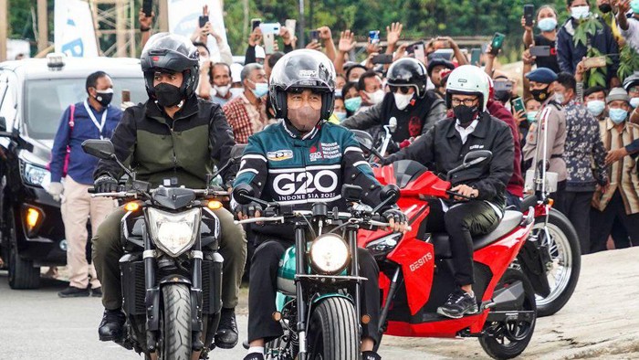 Kunjungan Jokowi ke Danau Toba Presiden Joko Widodo meninjau pengembangan wisata di kawasan Destinasi Super Prioritas Danau Toba, salah satunya kawasan wisata Pantai Bebas Parapat, Simalungun, Sumatra Utara.