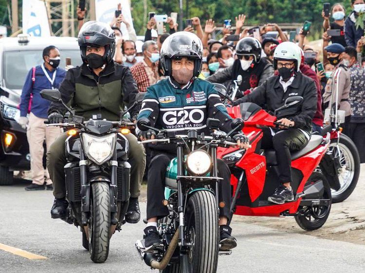 Momen Jokowi Momotoran di Danau Toba Bareng Sandiaga