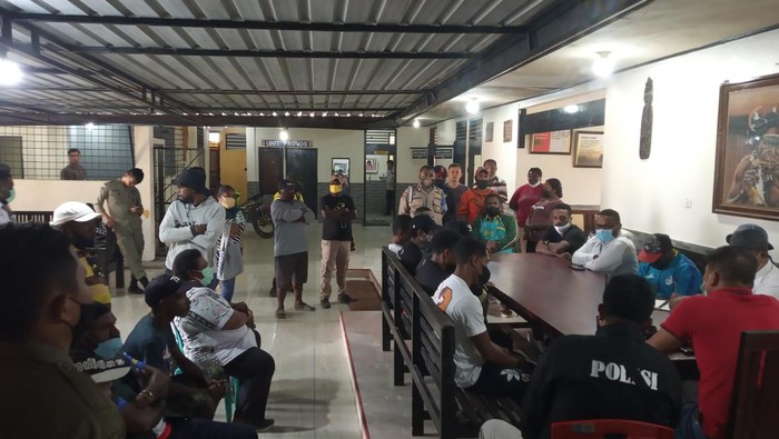 Massa datangi Mapolsek Mimika Baru untuk meminta polisi usut penganiayaan wasit fursal.