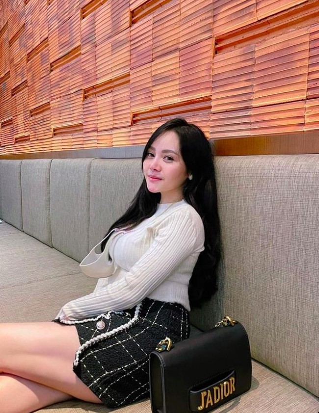 Pernikahan Mawar AFI kandas setelah diketahui sang suami berselingkuh. Kabarnya, suami Mawar selingkuh dengan baby sitter anaknya. Bahkan kini sang suami diduga telah menikahi baby sitter tersebut. Foto: Instagram @mysamawar