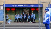 Peserta berdiri untuk berfoto setelah memasuki gerbang Desa Olimpiade menjelang Olimpiade Musim Dingin 2022. AP/Anthony Wallace