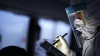 Di mana-mana para pekerja menyemprotkan disinfektan, sementara penghuni gelembung melacak suhu mereka, tetap waspada terhadap gejala apa pun dan berulang kali menguji virus. AP/Kiichiro Sato