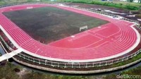 Selain lapangan sepak bola yang memiliki rumput yang diklaim berstandar nasional dan mampu menggelar kompetisi sepak bola kelas wahid, Stadion RAA Adiwijaya juga memiliki lintasan atletik yang berstandar internasional.
