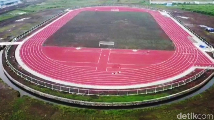 Pembangunan tahap satu stadion sepak bola RAA Adiwijaya, Garut telah rampung dilaksanakan. Saat ini, Pemda tengah mengebut pembangunan tribun penonton.