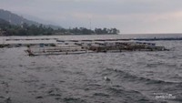 Tambak jala apung di  tepian