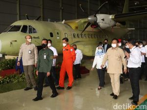 Datang ke Bandung, Prabowo Lihat Produksi Pesawat CN235