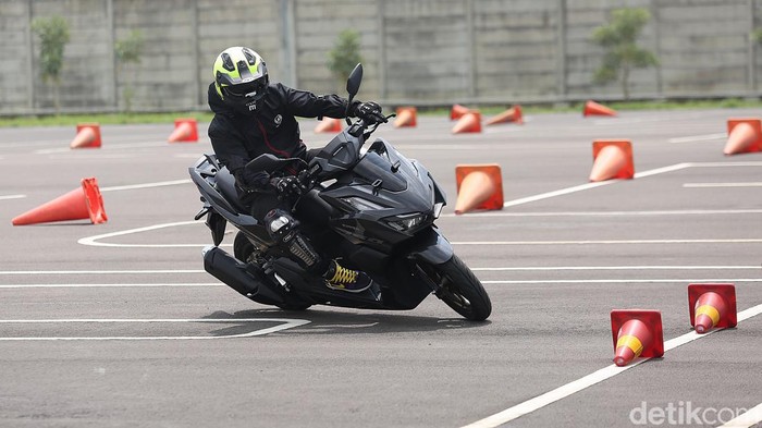 Sejumlah jurnalis melakukan test ride sepeda motor All New Honda Vario 160 yang berlangsung AHM Safety Riding Park, Cikarang, Bekasi, Jawa Barat (2/2/2022).
