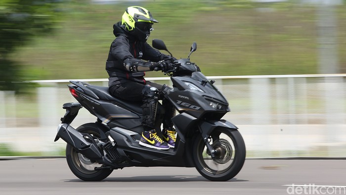 Sejumlah jurnalis melakukan test ride sepeda motor All New Honda Vario 160 yang berlangsung AHM Safety Riding Park, Cikarang, Bekasi, Jawa Barat (2/2/2022).