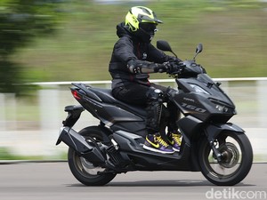 Bukan Pakai Sandal Jepit, Ini Perlengkapan Ideal buat Motoran