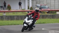 Sesuai namanya, All New Honda Vario 160 menggendong mesin generasi terbaru dengan kapasitas 160cc 4 katup eSP+. Mesin berpendingin cairan itu mampu menghasilkan tenaga maksimal hingga 11,3 kW di kitiran 8.500 RPM dan torsi puncak 13,8 Nm di kitiran 7.000 RPM.  