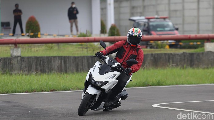 Sejumlah jurnalis melakukan test ride sepeda motor All New Honda Vario 160 yang berlangsung AHM Safety Riding Park, Cikarang, Bekasi, Jawa Barat (2/2/2022).