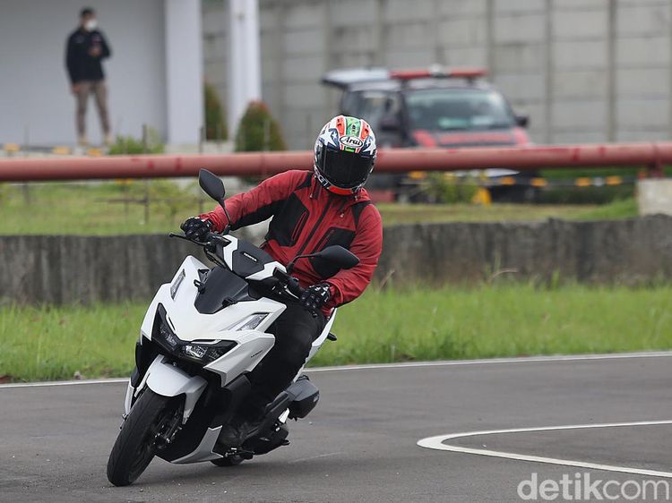 Komparasi Honda Vario 160 Vs Yamaha Aerox 155, Pilih Mana?