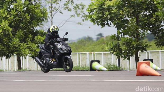 Sejumlah jurnalis melakukan test ride sepeda motor All New Honda Vario 160 yang berlangsung AHM Safety Riding Park, Cikarang, Bekasi, Jawa Barat (2/2/2022).