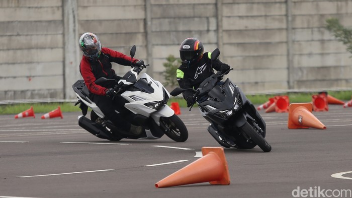 Sejumlah jurnalis melakukan test ride sepeda motor All New Honda Vario 160 yang berlangsung AHM Safety Riding Park, Cikarang, Bekasi, Jawa Barat (2/2/2022).