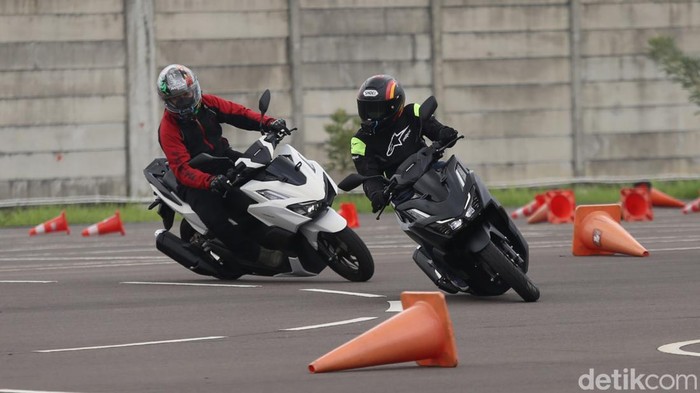 Sejumlah jurnalis melakukan test ride sepeda motor All New Honda Vario 160 yang berlangsung AHM Safety Riding Park, Cikarang, Bekasi, Jawa Barat (2/2/2022).