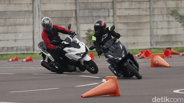 Sejumlah jurnalis melakukan test ride sepeda motor All New Honda Vario 160 yang berlangsung AHM Safety Riding Park, Cikarang, Bekasi, Jawa Barat (2/2/2022).